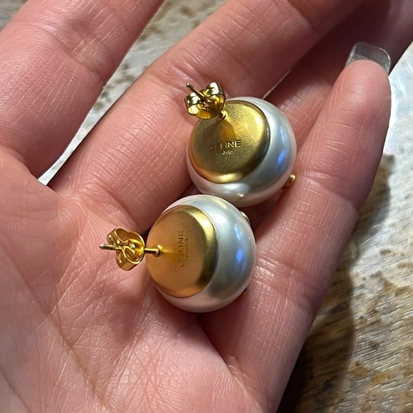 Golden logo pearl earring - Picture 6 of 6